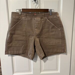 Women's Casual Stretch Twill Shorts in Taupe